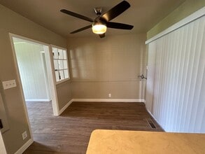 312 W Paradise Ave in Visalia, CA - Building Photo - Building Photo