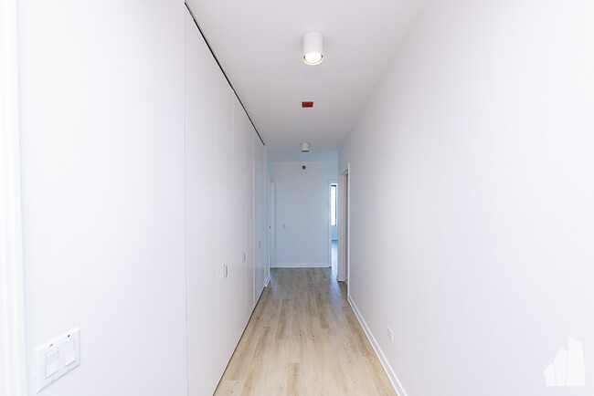 501 N Clinton St, Unit 707 in Chicago, IL - Building Photo - Building Photo