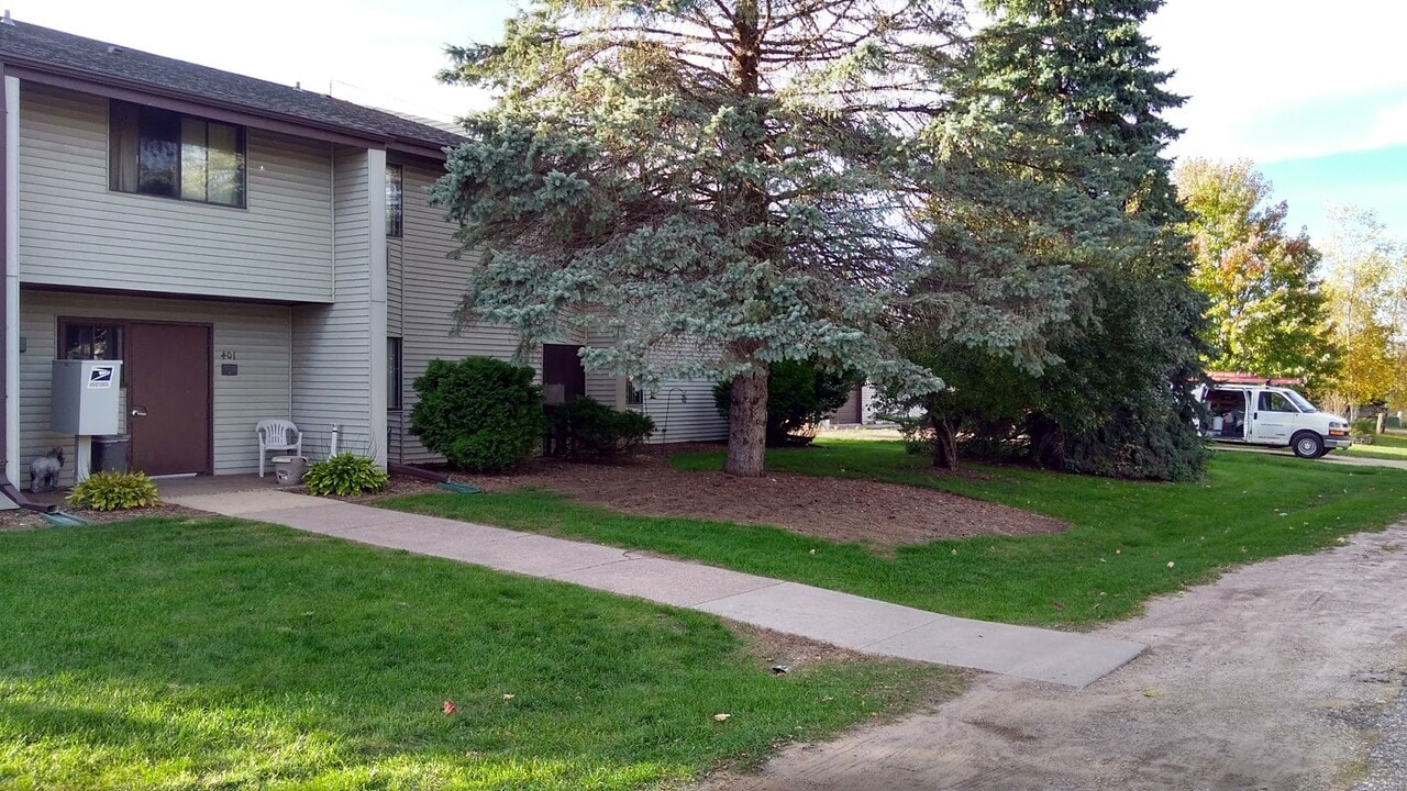 401 N East St, Unit 104 in Weyauwega, WI - Foto de edificio