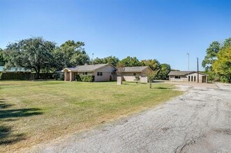 1060 S Burleson Blvd in Burleson, TX - Building Photo - Building Photo