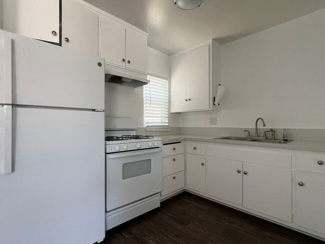 2000 Carnegie Ln, Unit C in Redondo Beach, CA - Building Photo - Building Photo