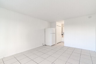 The Oasis by RAM Apartments in Oakland Park, FL - Building Photo - Interior Photo