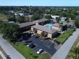 2320 Maple Ave in Ft. Myers, FL - Building Photo