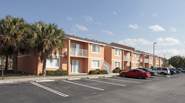 Hampton Court in Mangonia Park, FL - Building Photo - Building Photo