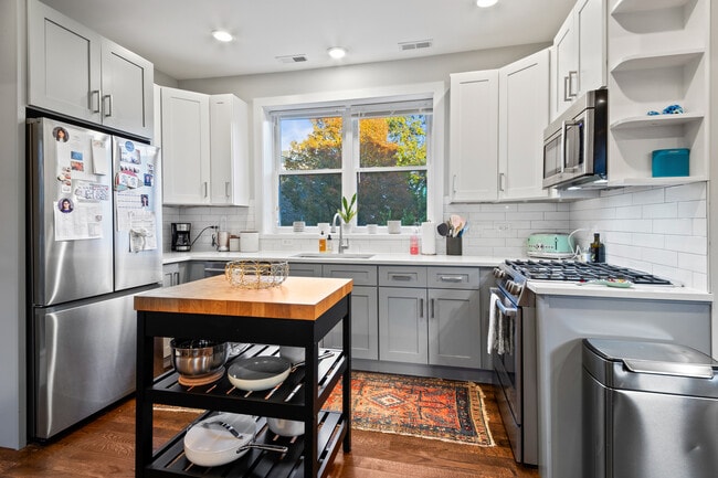 2144 W Shakespeare Ave in Chicago, IL - Building Photo - Building Photo