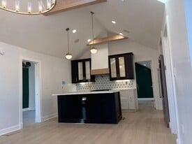 607 W Olive St in Bloomington, IL - Building Photo