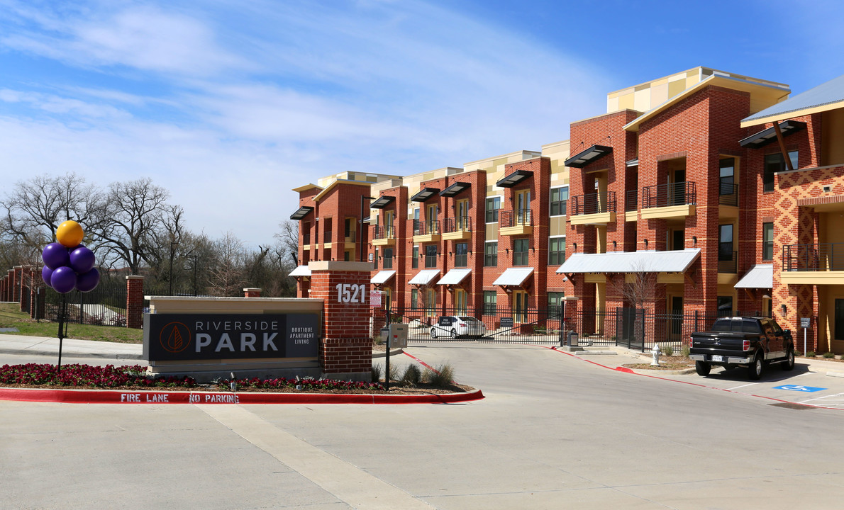 Riverside Park Apartment Homes- Phase II in Farmers Branch, TX - Building Photo