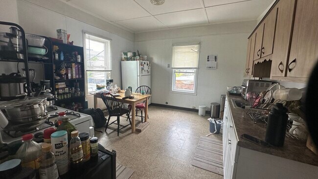 691 Cambridge St, Unit 2R in Cambridge, MA - Foto de edificio - Building Photo