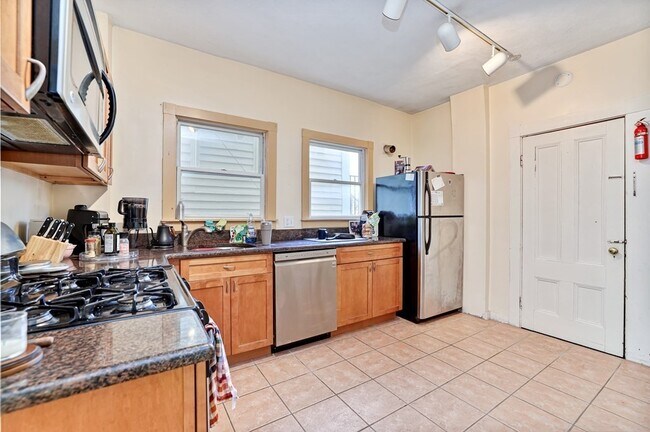24 Crescent St, Unit 1 in Cambridge, MA - Building Photo - Building Photo