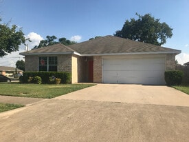 100 Camden Ct in Irving, TX - Building Photo