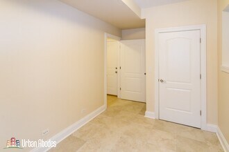 2141 W Superior St, Unit A00C in Chicago, IL - Building Photo - Building Photo