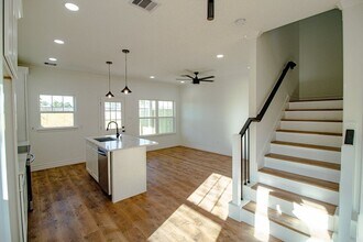 924 W Austin St, Unit A in Conroe, TX - Foto de edificio - Building Photo