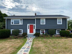 14 Pocahontas Dr in Middletown, RI - Building Photo