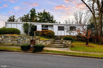 5801 Bent Twig Rd in McLean, VA - Foto de edificio - Building Photo