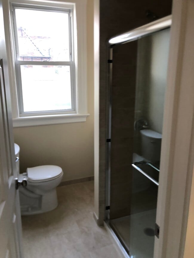28 2nd St, Unit 1 in Clifton, NJ - Foto de edificio - Building Photo