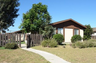 401-403 Pleasant Valley Rd in Oxnard, CA - Building Photo