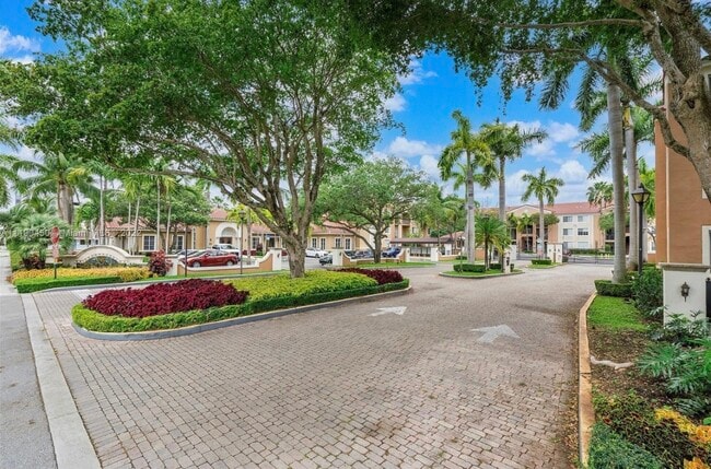 6851 SW 44th St, Unit 304 in Miami, FL - Building Photo - Building Photo