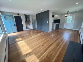 143 Greenmeadow Cir in North Kingstown, RI - Building Photo - Building Photo