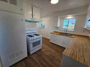1215 E 15th St, Unit 1215 in a half in Long Beach, CA - Foto de edificio - Building Photo