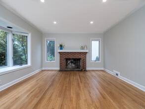 8 Hillcrest Ave in Darien, CT - Building Photo - Building Photo