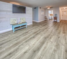 1 S Lakeside Dr, Unit A2 in Lake Worth Beach, FL - Building Photo