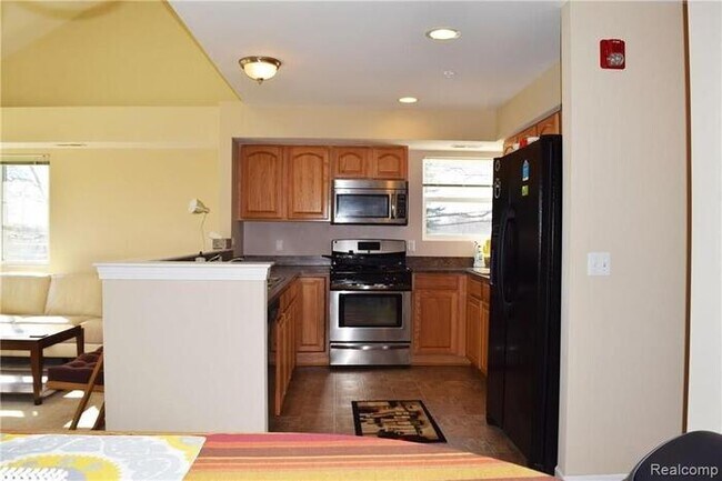 1077 Foxboro in Troy, MI - Building Photo - Building Photo