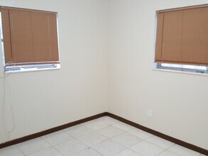 1721 NW 27th Terrace in Fort Lauderdale, FL - Foto de edificio - Building Photo