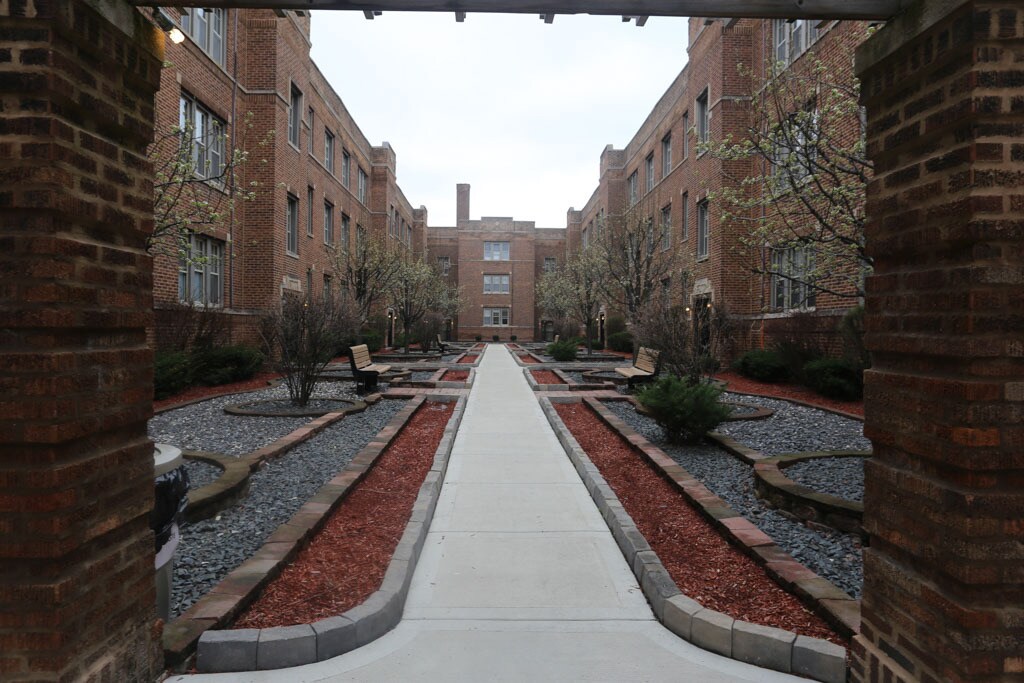629.5 W Barry Ave in Chicago, IL - Building Photo