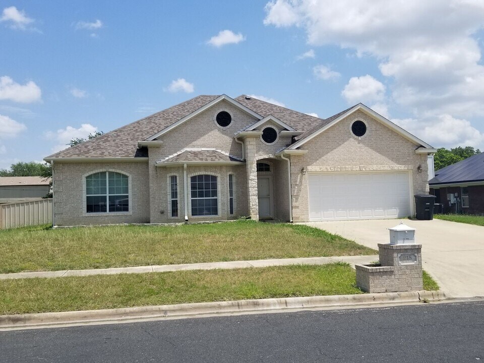 215 Turtle Creek Dr in Killeen, TX - Building Photo