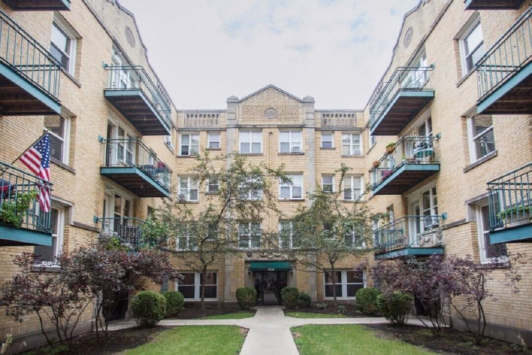 914 W Dakin St, Unit #210 in Chicago, IL - Building Photo
