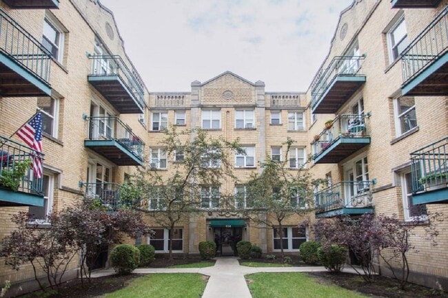 property at 914 W Dakin St