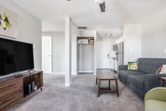 615 N East St in Indianapolis, IN - Foto de edificio - Building Photo