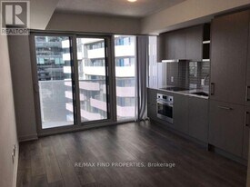 88 Harbour St in Toronto, ON - Building Photo