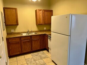 105 W Market St, Unit 2 in Bloomington, IL - Building Photo - Building Photo