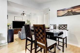 1915 Augusta Dr-Unit -33 in Houston, TX - Building Photo - Building Photo