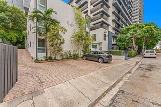 150 SW 10th St, Unit 3 in Miami, FL - Foto de edificio - Building Photo