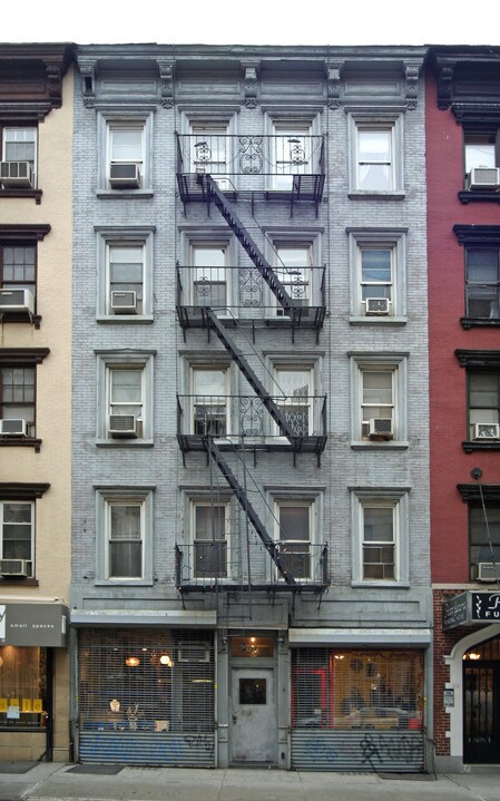 127 E 7th St in New York, NY - Building Photo