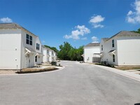 350 Debus Dr in Taylor, TX - Foto de edificio - Building Photo