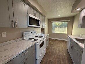 1562 NW 1st St in Bend, OR - Foto de edificio - Building Photo