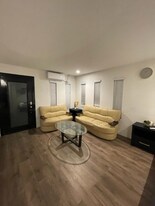 24201 Highlander Rd, Unit FR in Los Angeles, CA - Building Photo