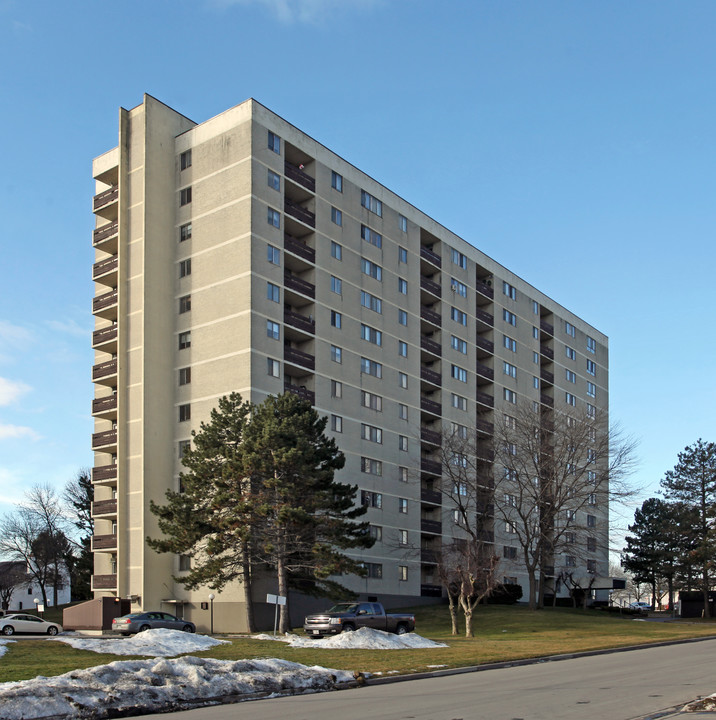 511 Canonberry Court & 666 Terrace Drive in Oshawa, ON - Building Photo