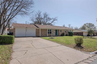 3813 Palomino Dr in Benbrook, TX - Building Photo - Building Photo
