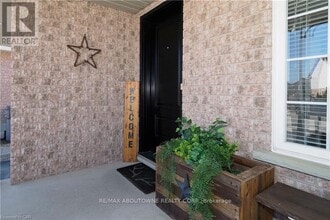 33 Boulder Crescent in Guelph, ON - Building Photo - Building Photo