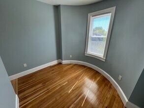 29 Cameron Ave, Unit 3 in Somerville, MA - Building Photo - Building Photo