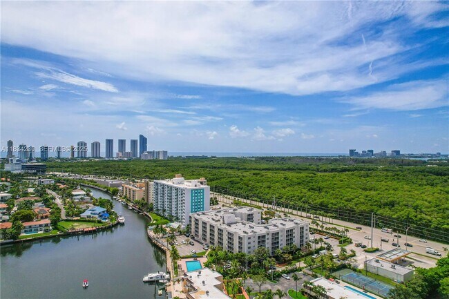 2821 Sunny Isles Blvd in North Miami Beach, FL - Building Photo - Building Photo