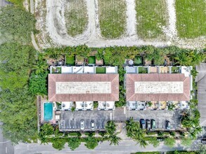 742 NE 7th Ave in Fort Lauderdale, FL - Foto de edificio - Building Photo