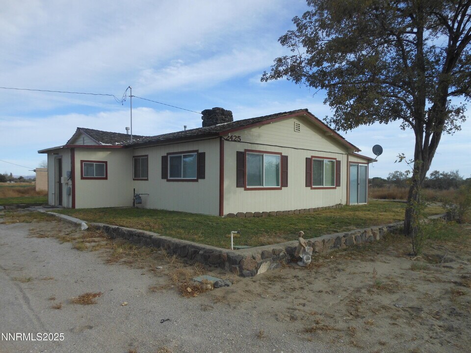 2425 Harrigan Rd in Fallon, NV - Building Photo