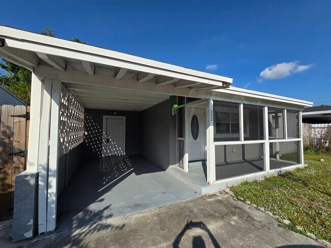 341 NW 55th St in Fort Lauderdale, FL - Foto de edificio - Building Photo