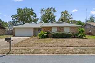 137 Deville Dr in Mary Esther, FL - Building Photo