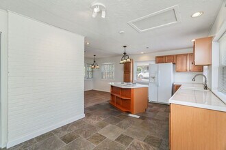 102 Victoria Rd in Oak Ridge, TN - Building Photo - Building Photo